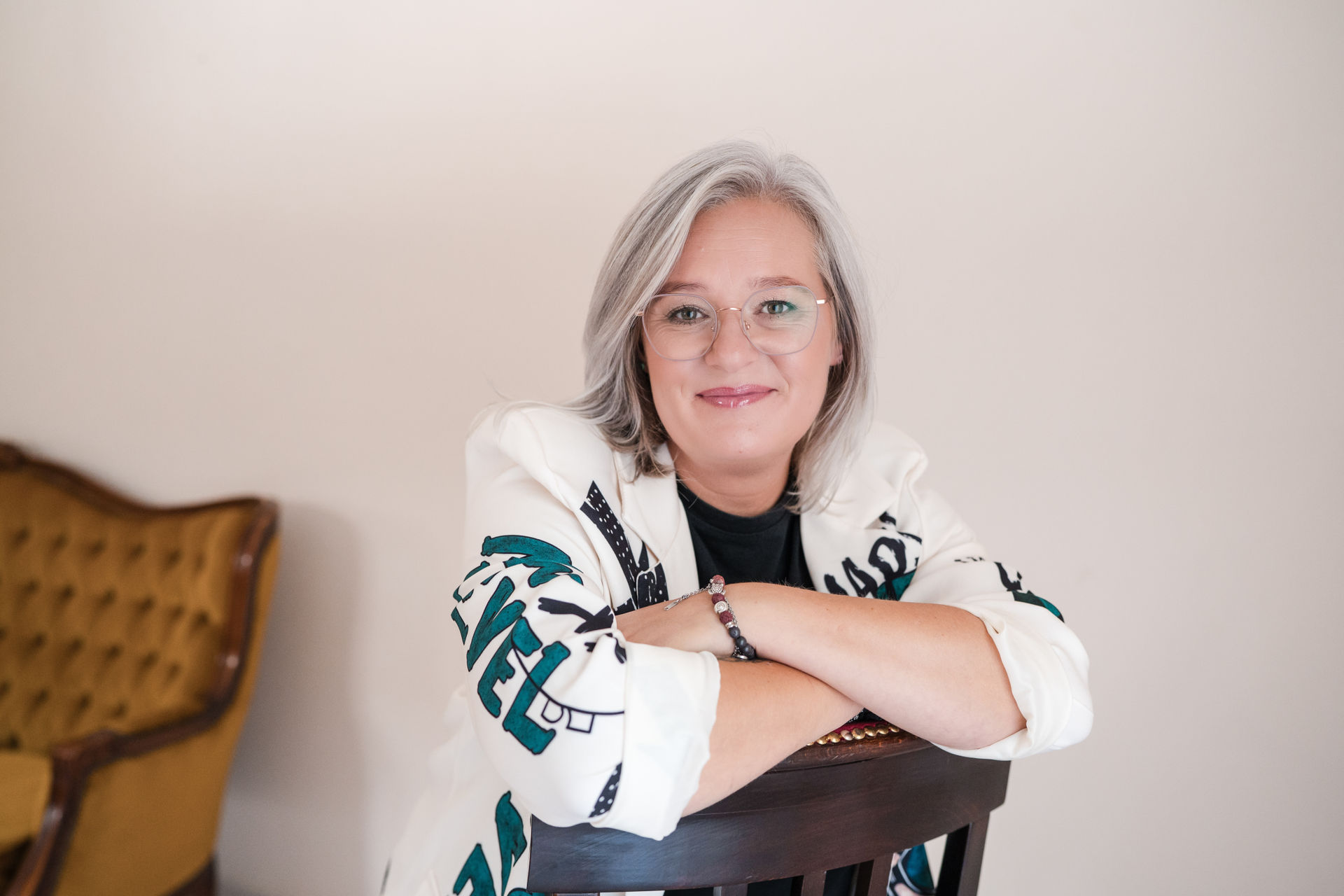 Nadja Gsenger lächelnd sitzend